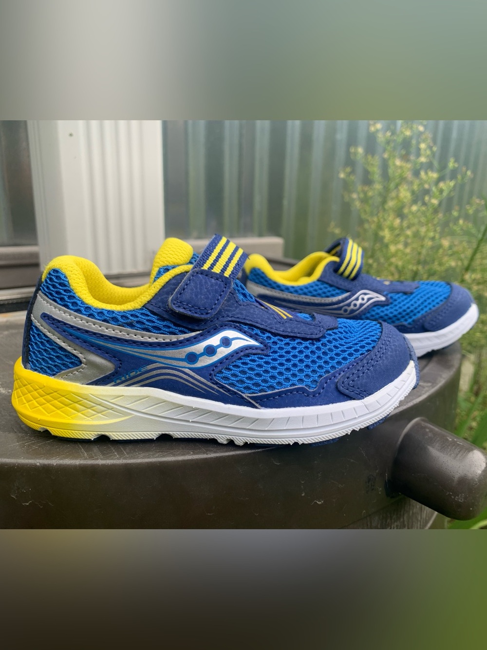 Saucony Kids Blue & Yellow Velcro Sneakers
Kids size 9.5 Wide